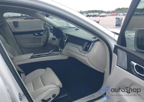 2023 Volvo Xc60 B5 Ultimate Bright Theme z USA, uszkodzony, nr VIN YV4L12DF7P1301418